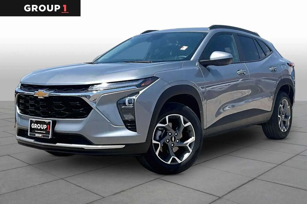 2025 Chevrolet Trax LT — photo 1 of 37