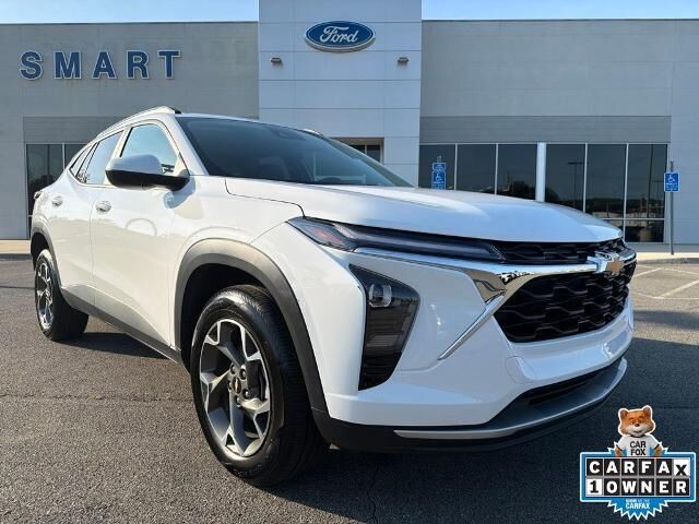 2025 Chevrolet Trax LT — photo 1 of 26