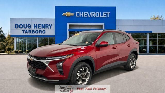 2025 Chevrolet Trax LT — photo 1 of 11