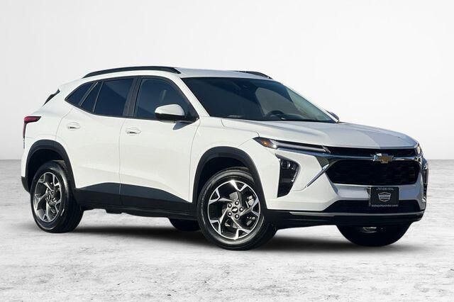 2025 Chevrolet Trax LT — photo 1 of 11