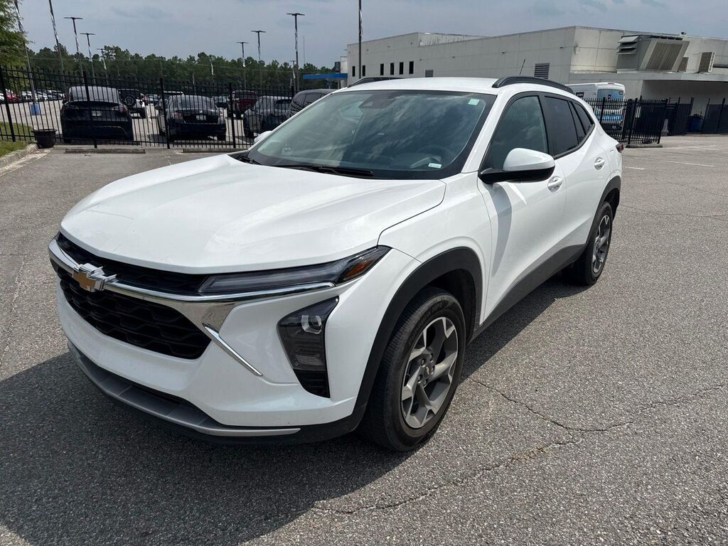 2025 Chevrolet Trax LT — photo 1 of 27