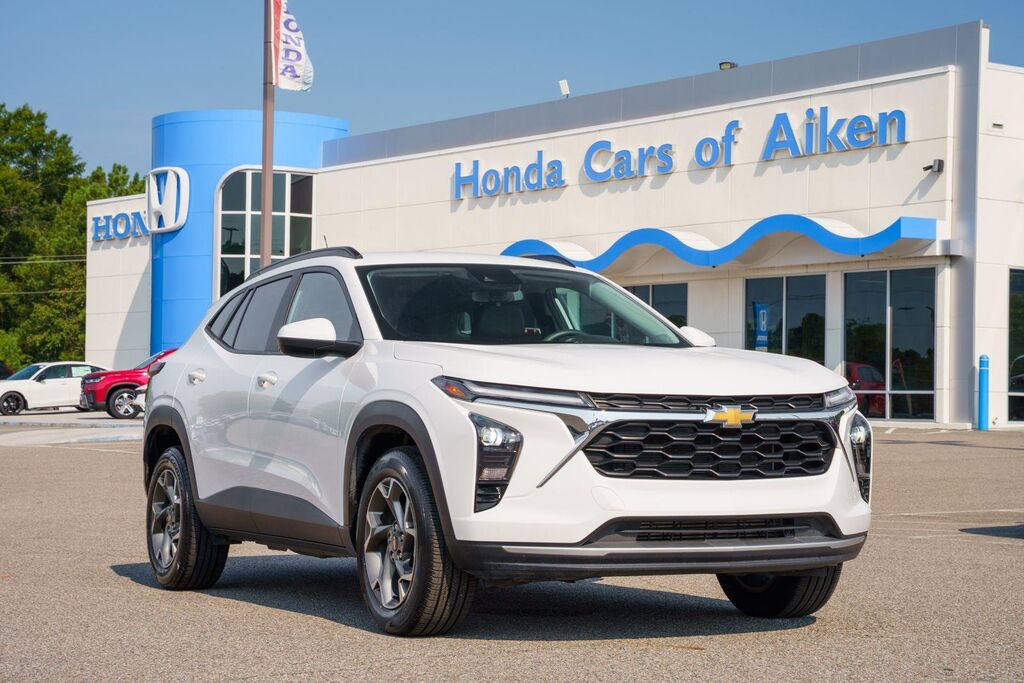 2025 Chevrolet Trax LT — photo 1 of 13
