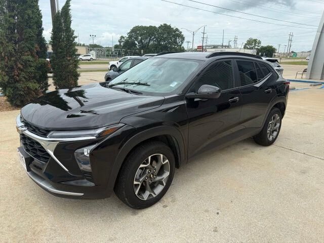 2025 Chevrolet Trax LT — photo 1 of 13