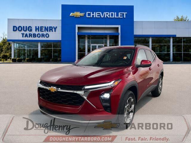 2025 Chevrolet Trax LT — photo 1 of 12