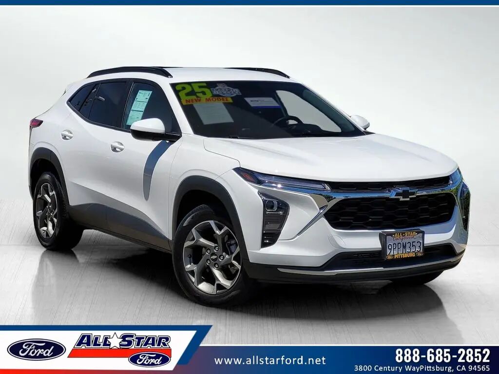 2025 Chevrolet Trax LT — photo 1 of 13