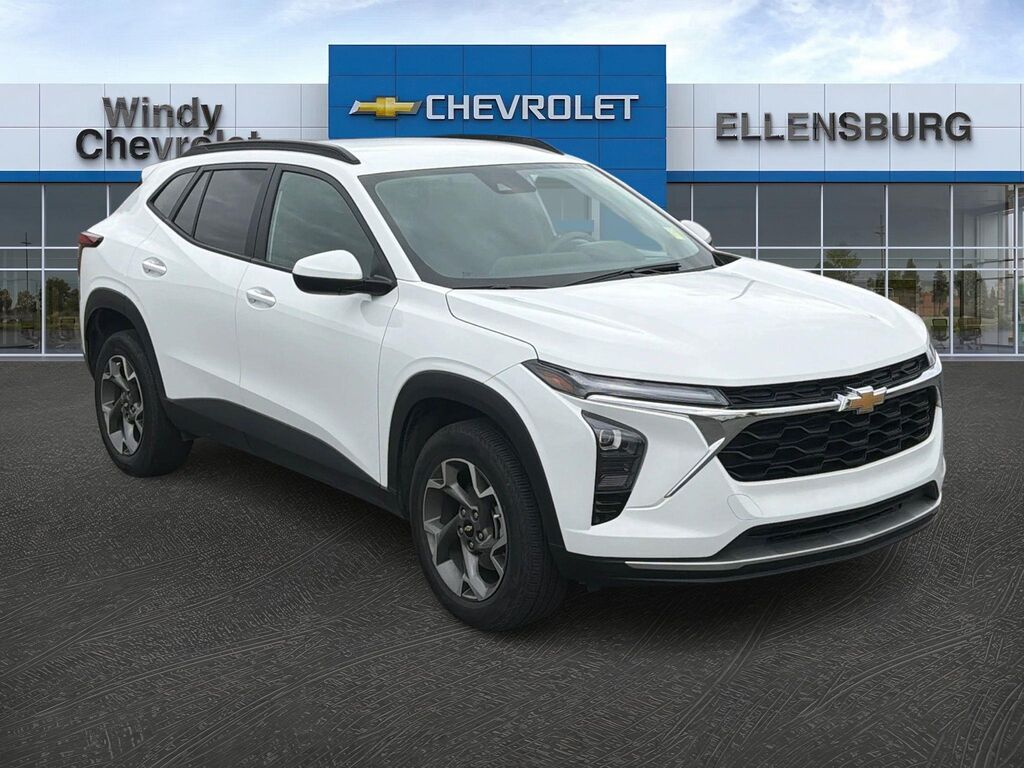2025 Chevrolet Trax LT — photo 1 of 13