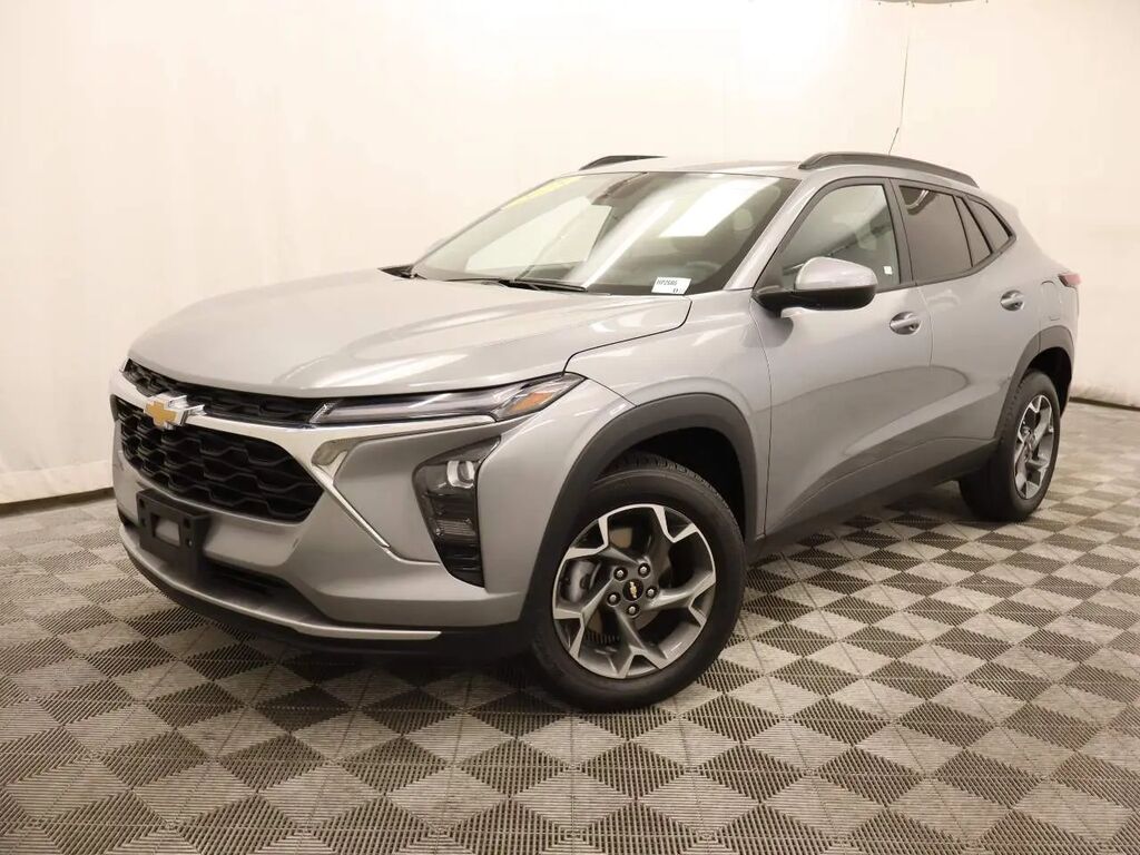 2025 Chevrolet Trax LT — photo 1 of 13