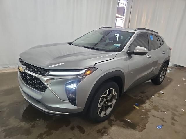 2025 Chevrolet Trax LT — photo 1 of 29