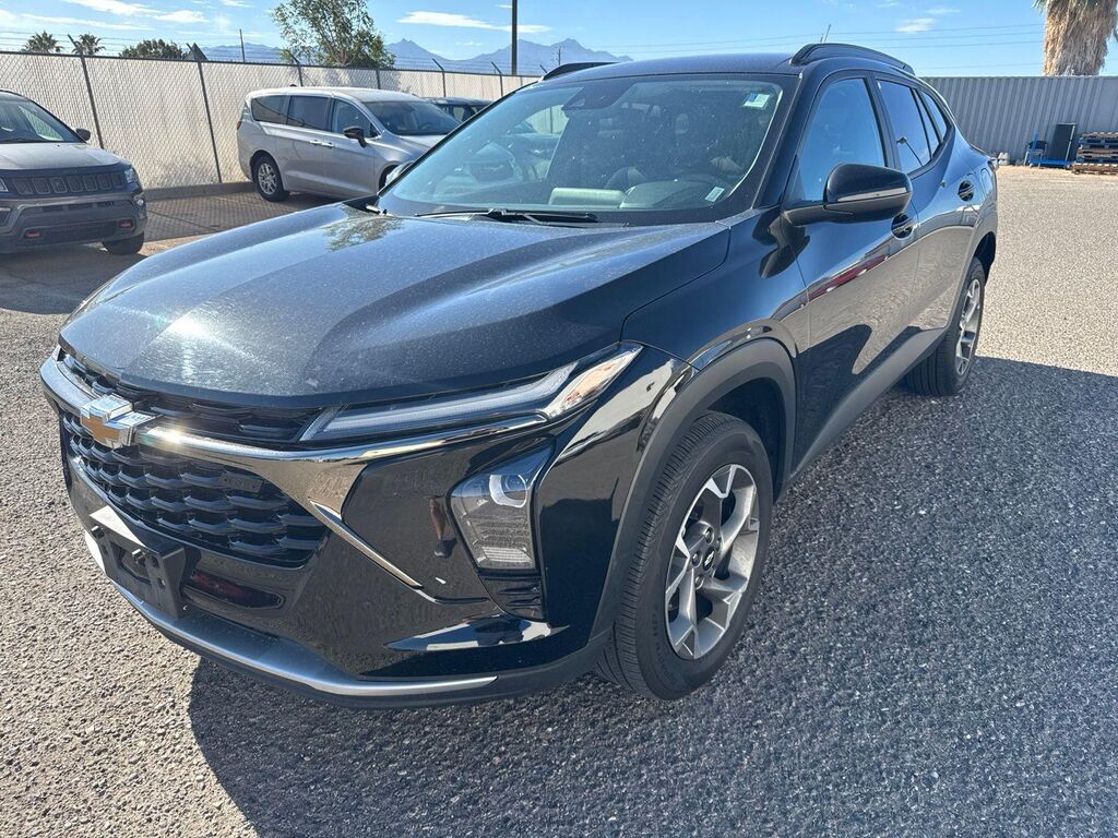2025 Chevrolet Trax LT — photo 1 of 13