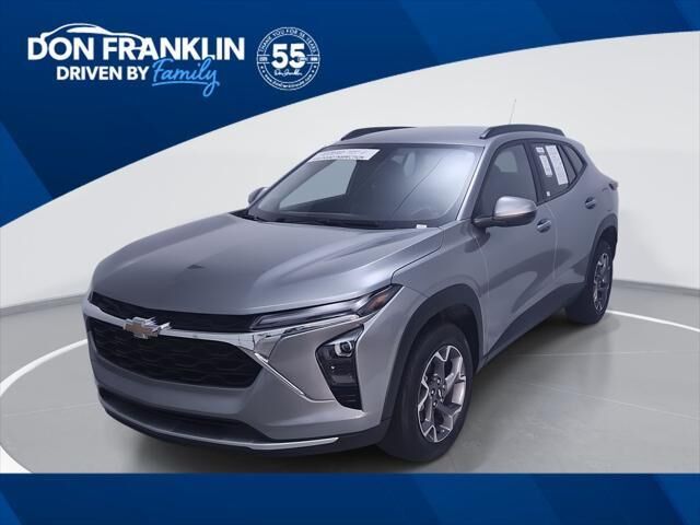 2025 Chevrolet Trax LT — photo 1 of 9