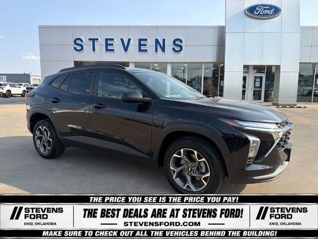 2025 Chevrolet Trax LT — photo 1 of 24