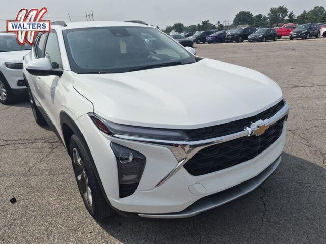 2025 Chevrolet Trax LT — photo 1 of 39