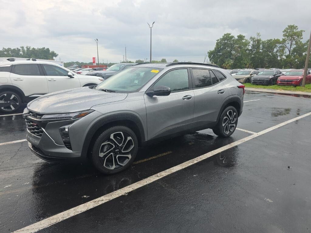 2025 Chevrolet Trax RS — photo 1 of 35