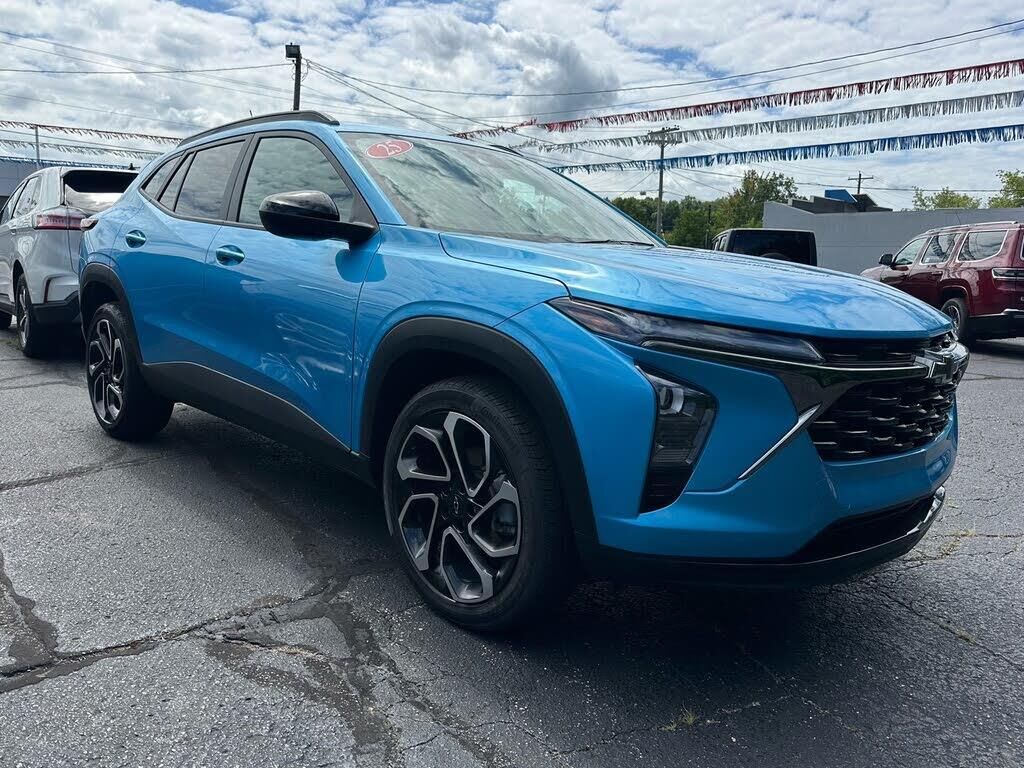 2025 Chevrolet Trax RS — photo 1 of 2