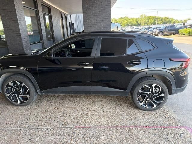 2025 Chevrolet Trax RS — photo 1 of 26