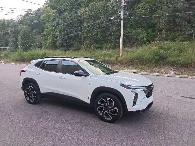 2025 Chevrolet Trax RS — photo 1 of 38