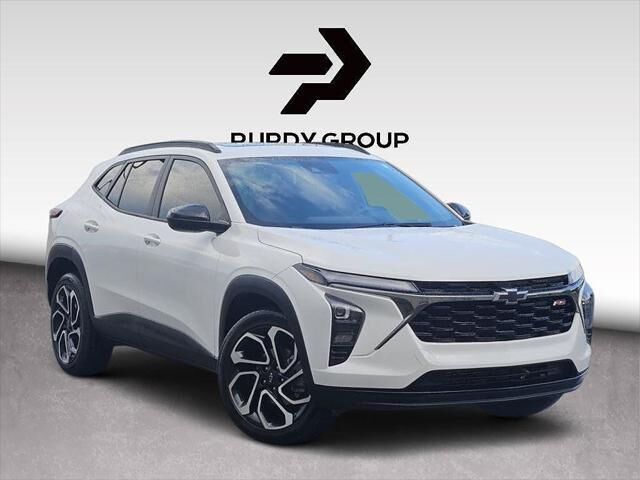 2025 Chevrolet Trax RS — photo 1 of 36