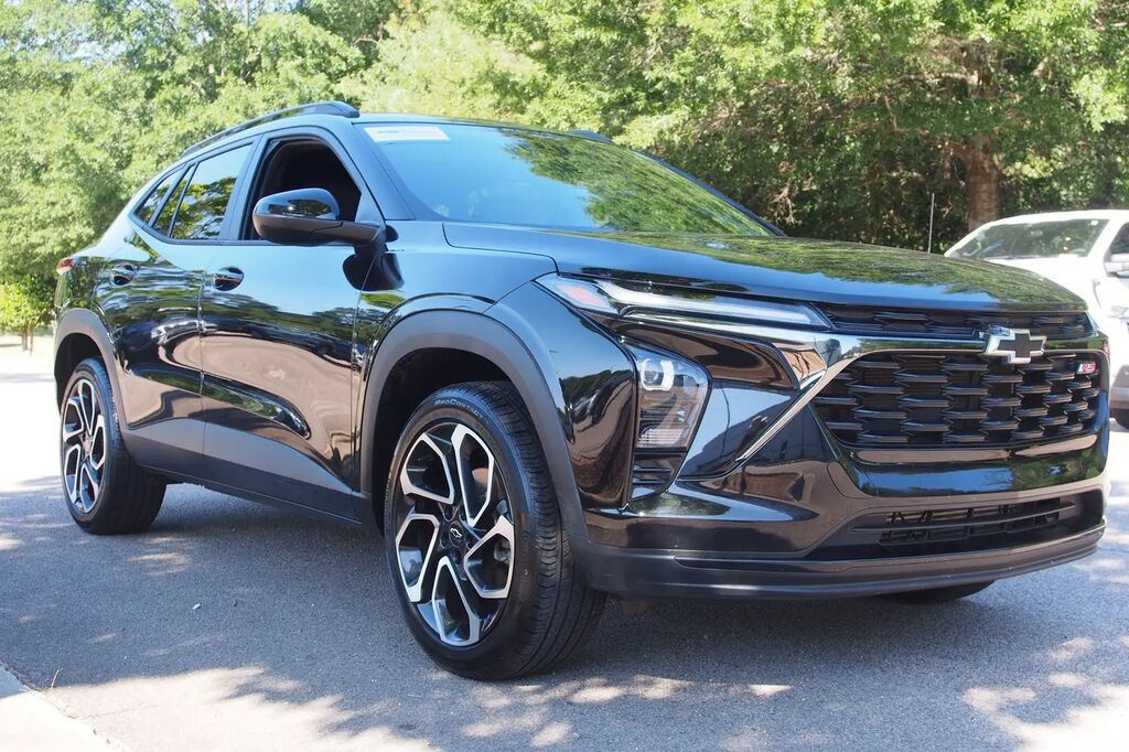 2025 Chevrolet Trax RS — photo 1 of 21