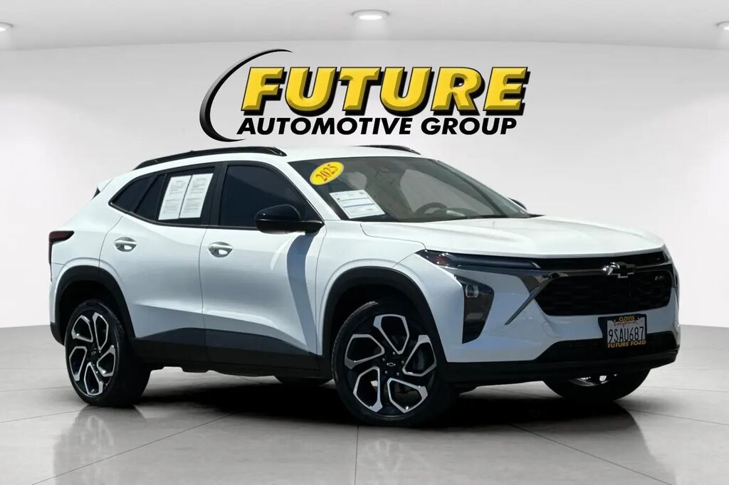 2025 Chevrolet Trax RS — photo 1 of 39