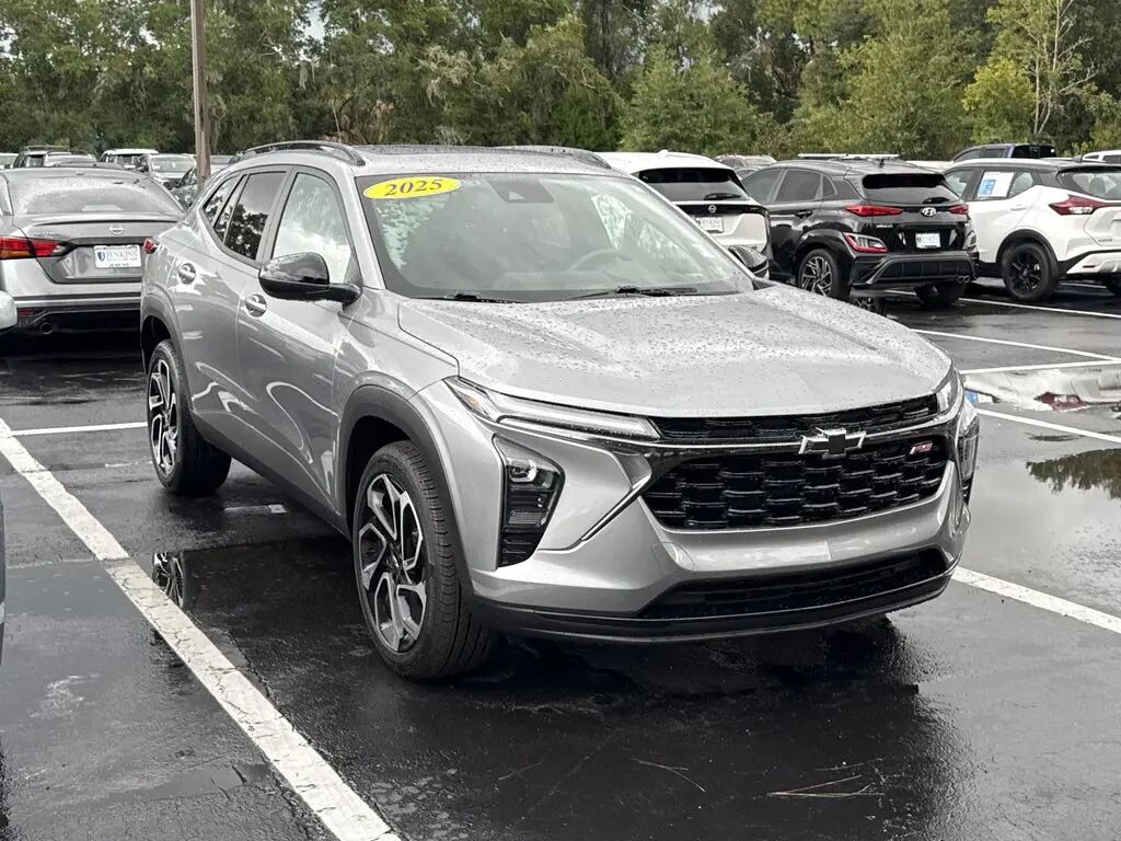 2025 Chevrolet Trax RS — photo 1 of 6