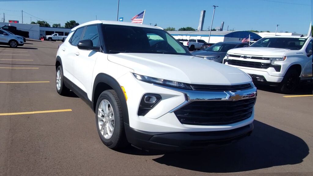 2025 Chevrolet Trailblazer LS — photo 1 of 7