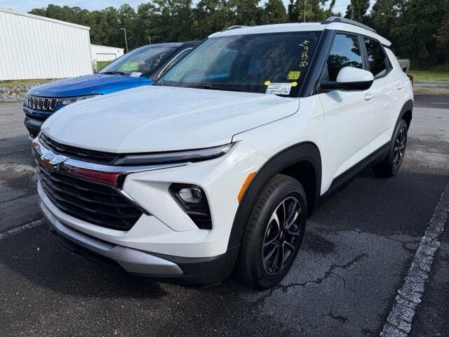 2025 Chevrolet Trailblazer LT — photo 1 of 33