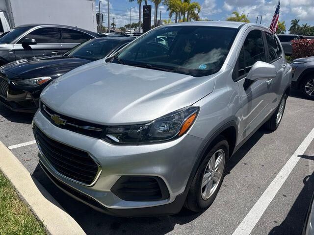 2022 Chevrolet Trax LS — photo 1 of 13