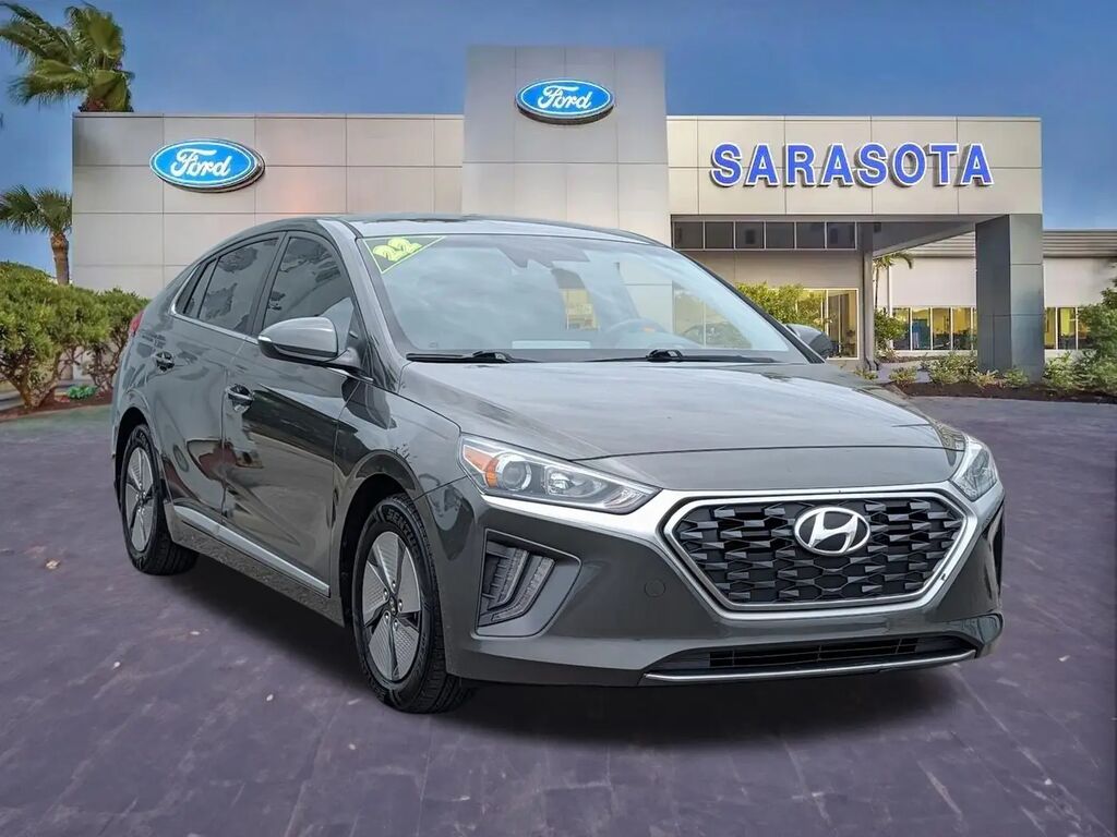 2022 Hyundai IONIQ Hybrid SE — photo 1 of 19