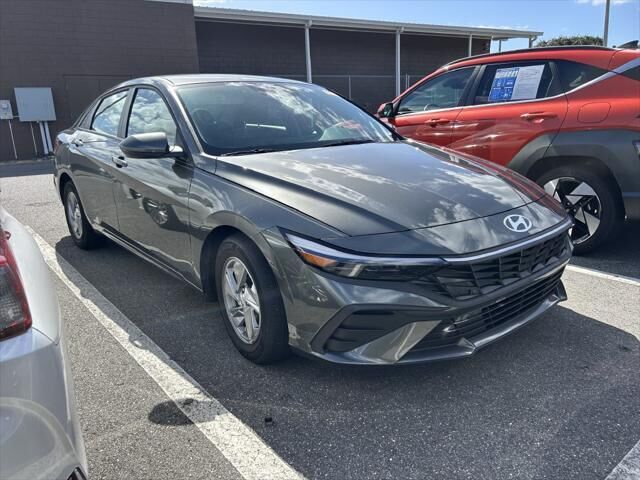 2025 Hyundai ELANTRA SE