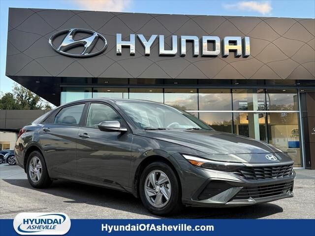 2024 Hyundai ELANTRA SE