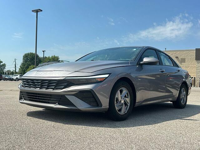 2024 Hyundai ELANTRA SE