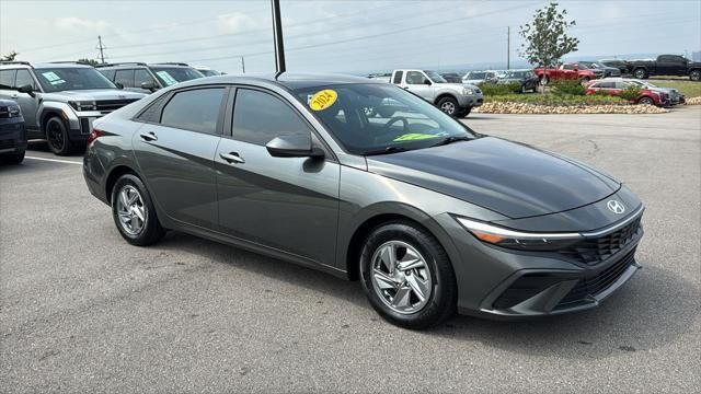 2024 Hyundai ELANTRA SE — photo 1 of 13
