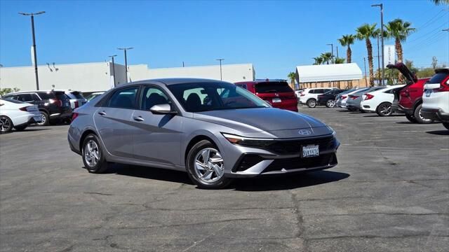 2025 Hyundai ELANTRA SE