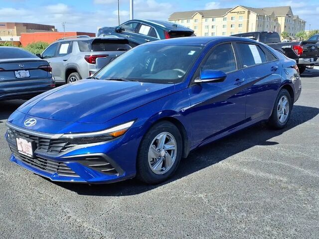 2024 Hyundai ELANTRA SE