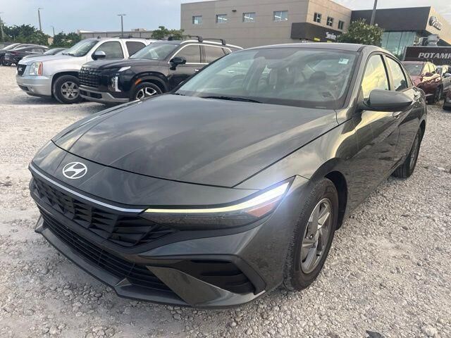 2025 Hyundai ELANTRA SE — photo 1 of 13
