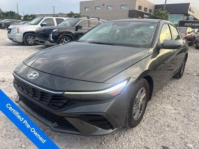 2025 Hyundai ELANTRA SE