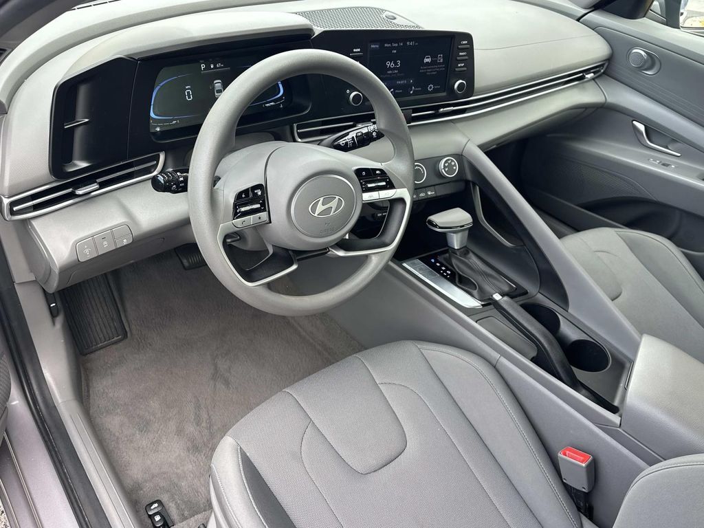 2025 Hyundai Elantra SE — photo 1 of 12
