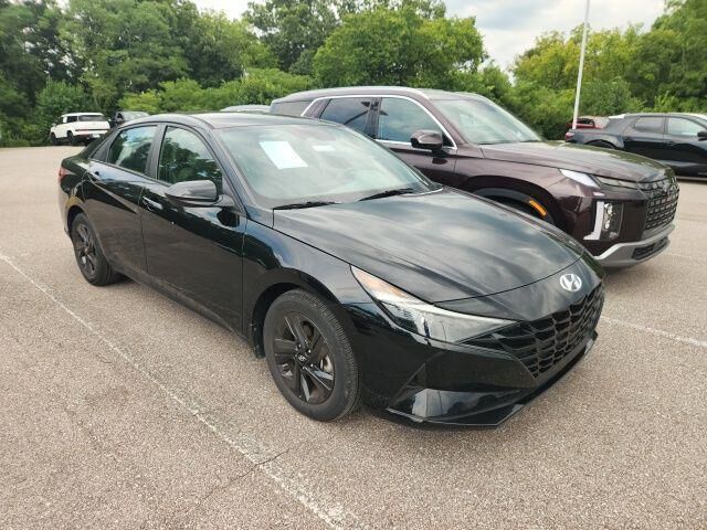 2023 Hyundai ELANTRA SEL — photo 1 of 25