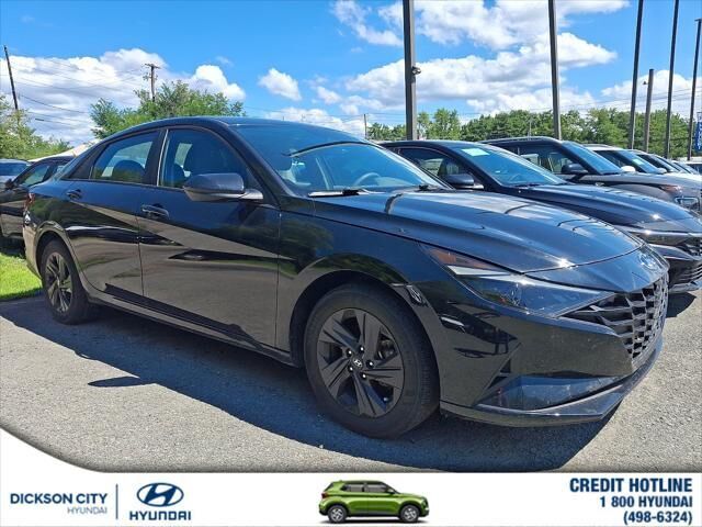 2023 Hyundai ELANTRA SEL — photo 1 of 4