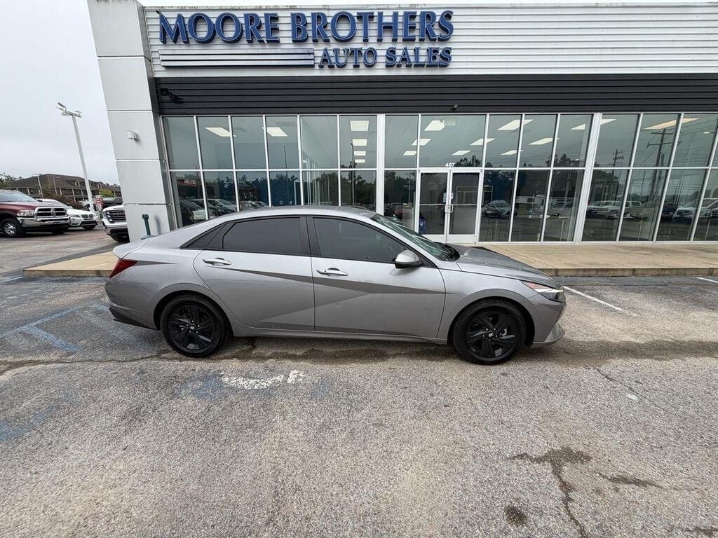 2023 Hyundai Elantra Hybrid — photo 1 of 11