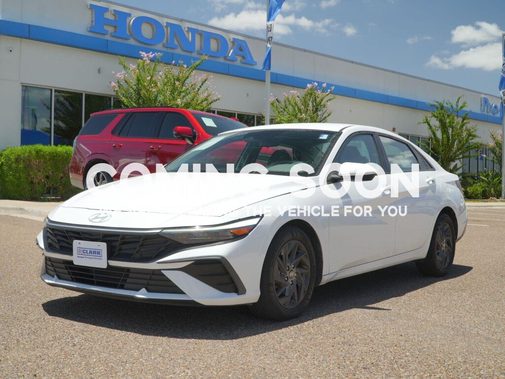 2024 Hyundai Elantra SEL — photo 1 of 8