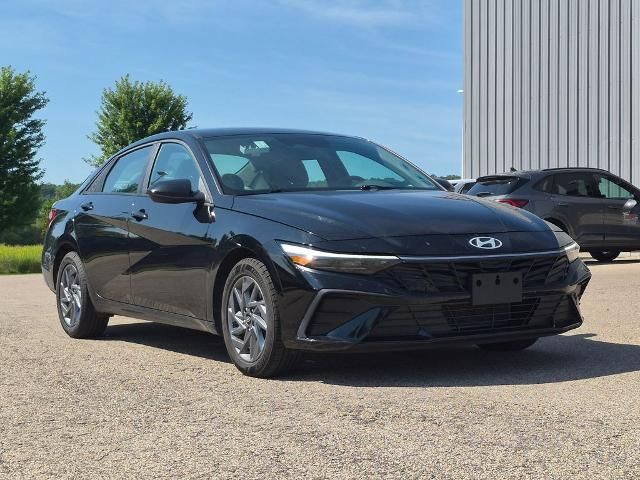 2024 Hyundai ELANTRA SEL — photo 1 of 26