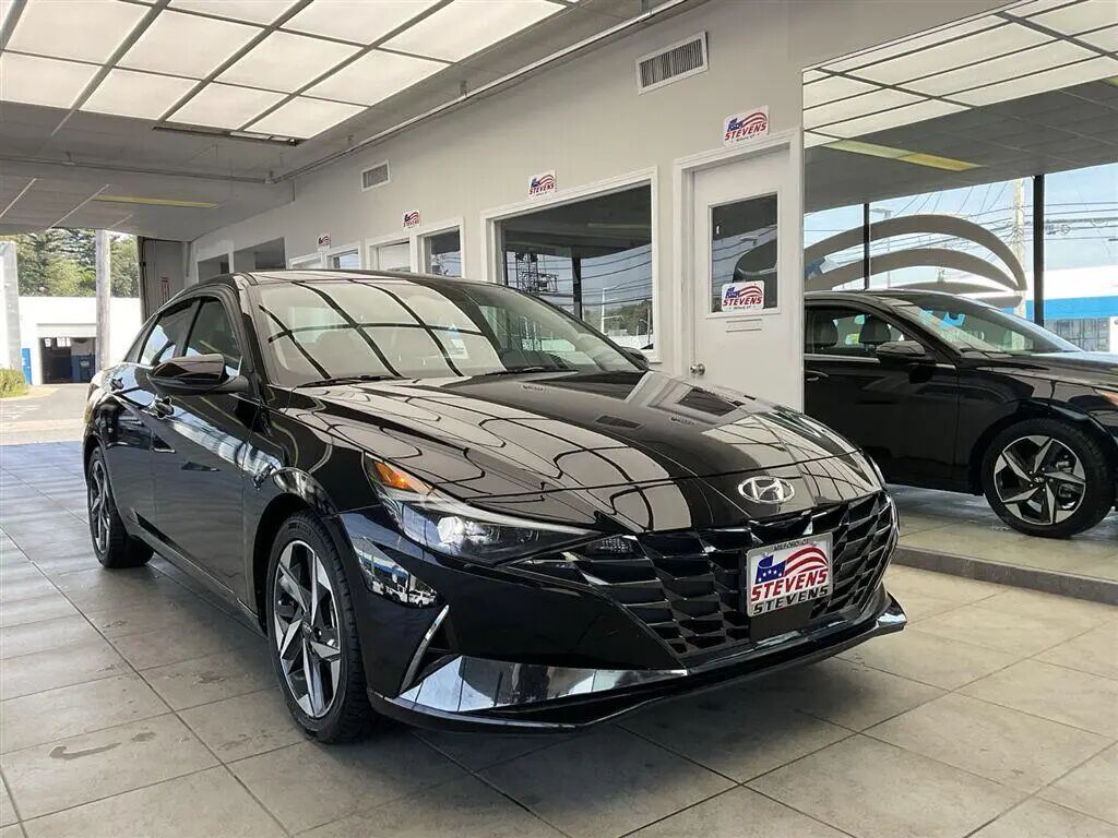 2022 Hyundai ELANTRA Limited — photo 1 of 13