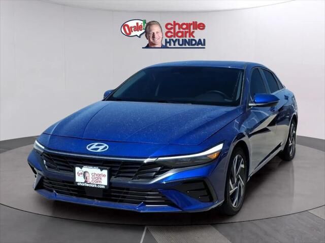 2025 Hyundai ELANTRA Limited — photo 1 of 13