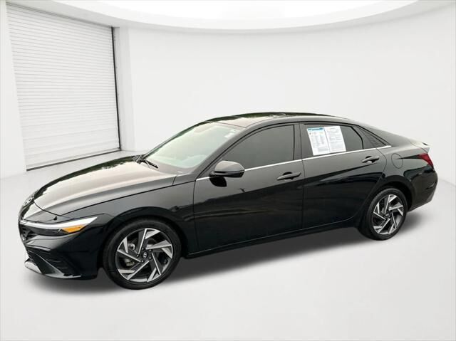 2025 Hyundai ELANTRA Limited — photo 1 of 10