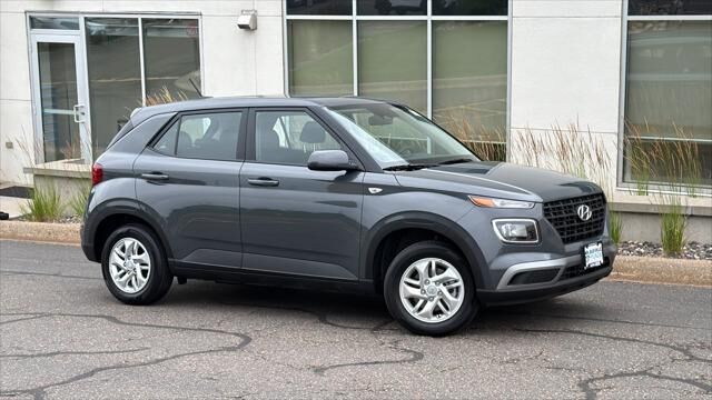 2025 Hyundai VENUE SE — photo 1 of 9