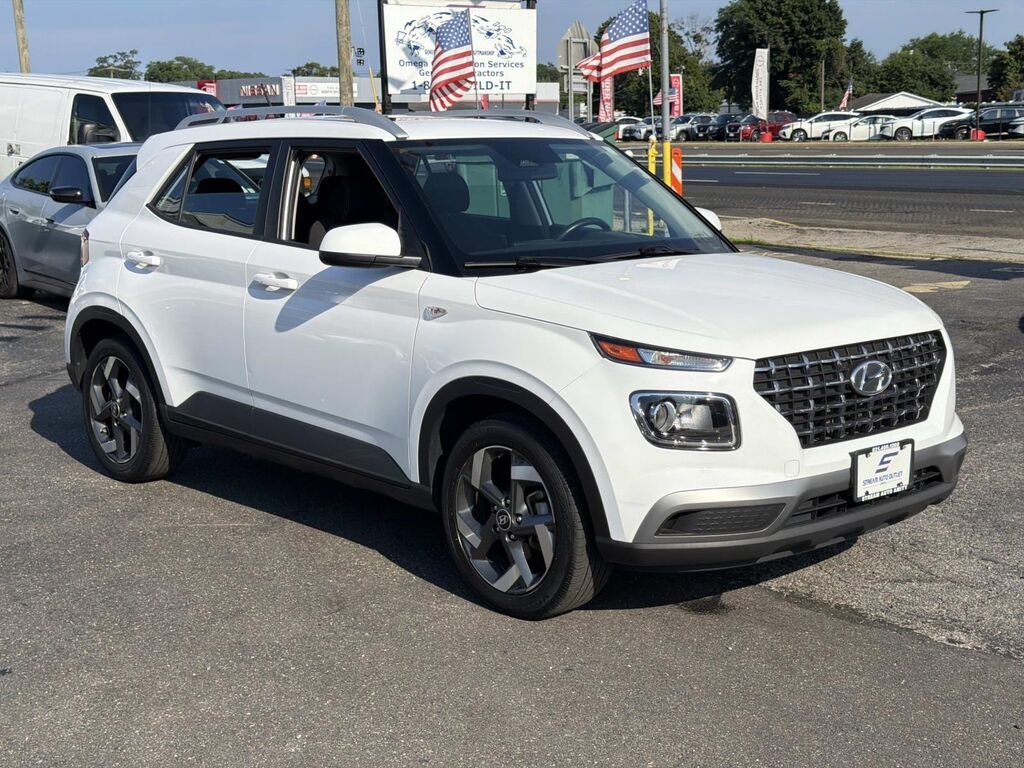 2023 Hyundai VENUE SEL — photo 1 of 5