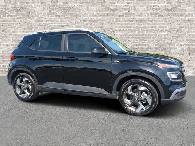2024 Hyundai VENUE SEL — photo 1 of 13
