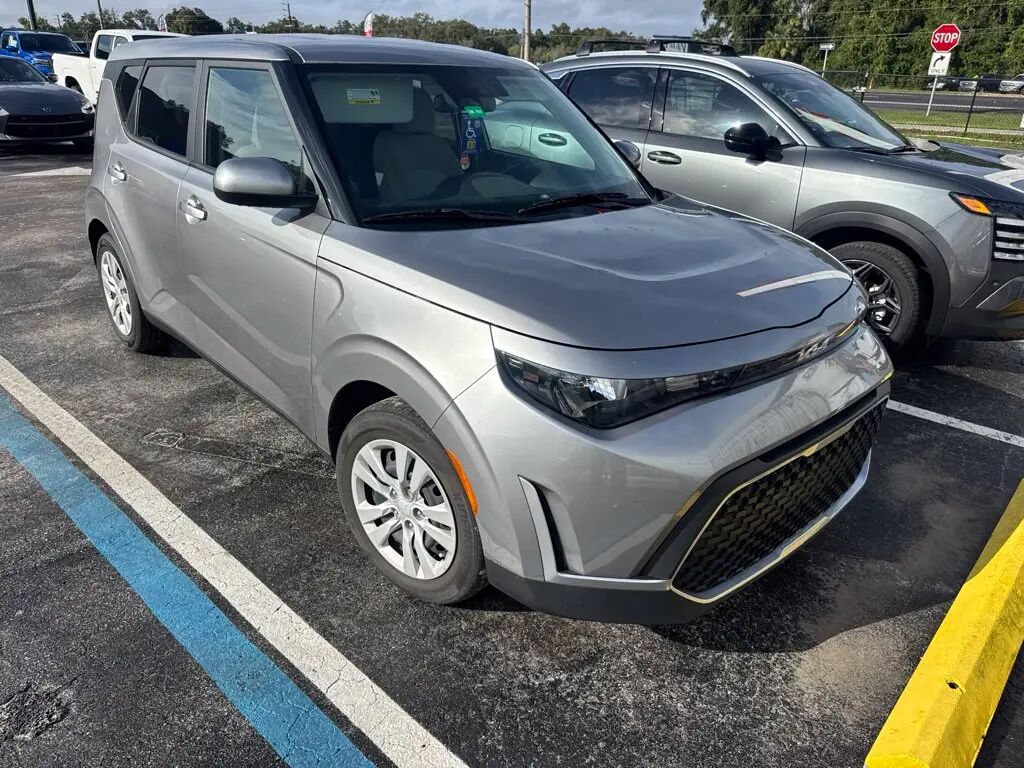 2023 Kia Soul LX — photo 1 of 3