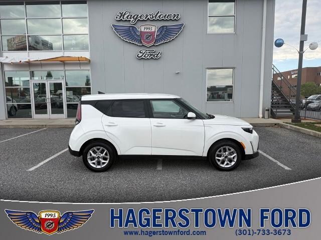 2025 Kia Soul LX — photo 1 of 13